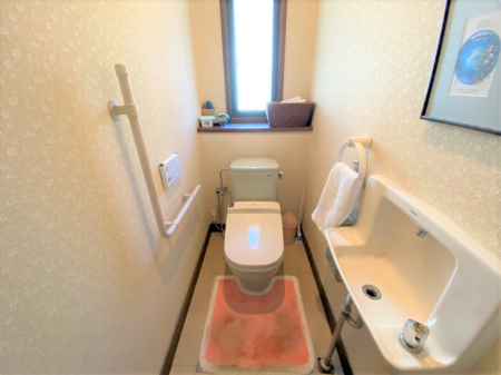 トイレ　小窓があるので明るく清潔感のある衛生的な空間