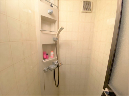 その他　１階シャワールーム。サッと軽く汗を流すのに便利です