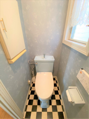 トイレ　清潔感のある白を基調とした落ち着ける空間