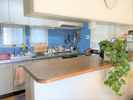 キッチン　窓があり明るいキッチンは自然換気もラクラク、お料理もたのしくなりそうです