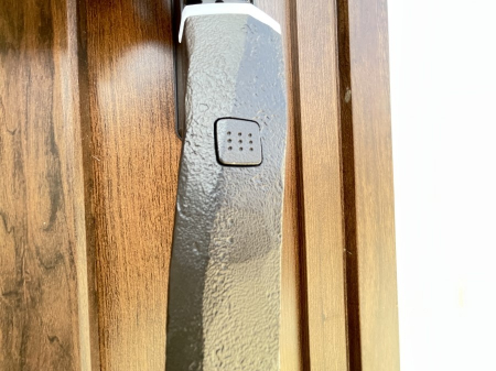 玄関　スマホアプリで施解錠可能なピタットキー搭載の玄関扉