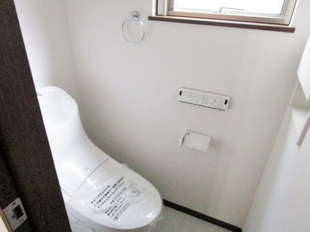 トイレ　自然換気ができる小窓があり明るく落ち着ける空間