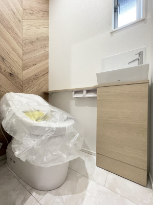 トイレ　場所の取らないタンクレストイレ  手洗い場が同室にあり便利です