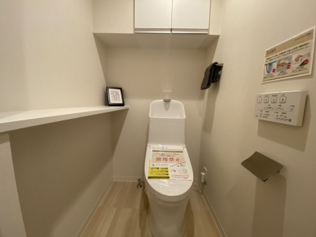 トイレ　白を基調とした清潔感のある落ち着ける空間