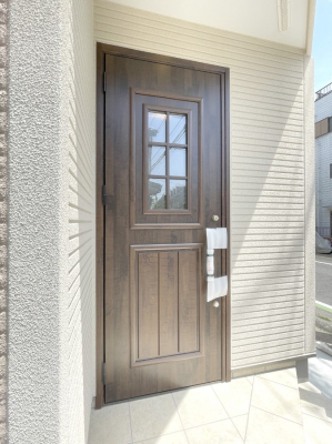 玄関　木の温もりが感じられるシンプルな玄関ドアがお迎えします