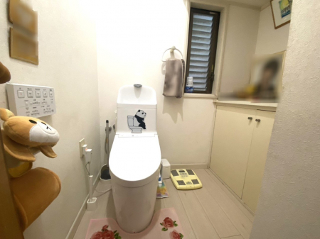 トイレ　清潔感のある白を基調とした広さのある落ち着ける空間