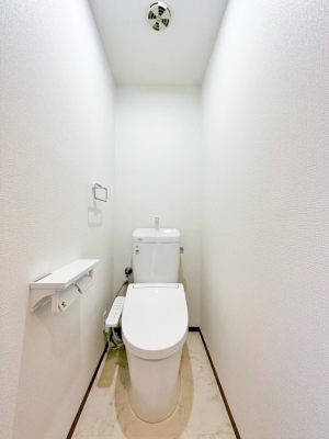 トイレ　白を基調とした清潔感のある落ち着ける空間
