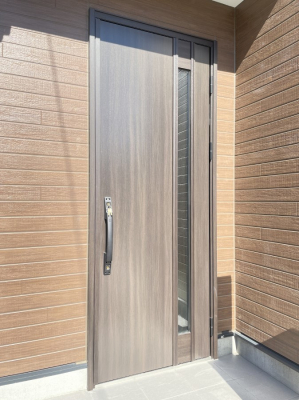 玄関　木の温もりが感じられるシンプルな玄関ドアがお迎えします