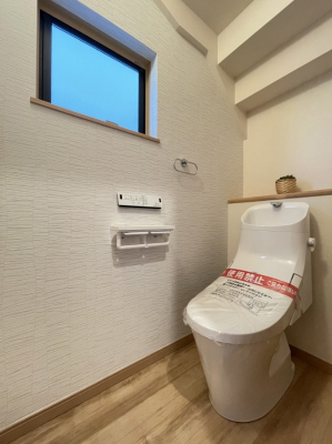 トイレ　自然換気ができる小窓があり清潔感のある空間