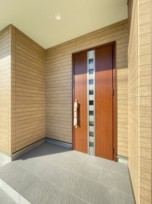 玄関　スッキリシンプルなデザインの玄関ドア