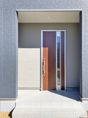 玄関　スッキリシンプルなデザインの玄関ドア