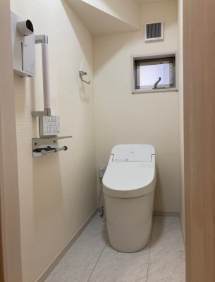 トイレ　自然換気ができる小窓があり明るく落ち着ける空間