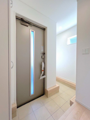 玄関　自然光が取り込まれ明るい玄関は収納もあるのでスッキリした衛生的な空間を保てそう